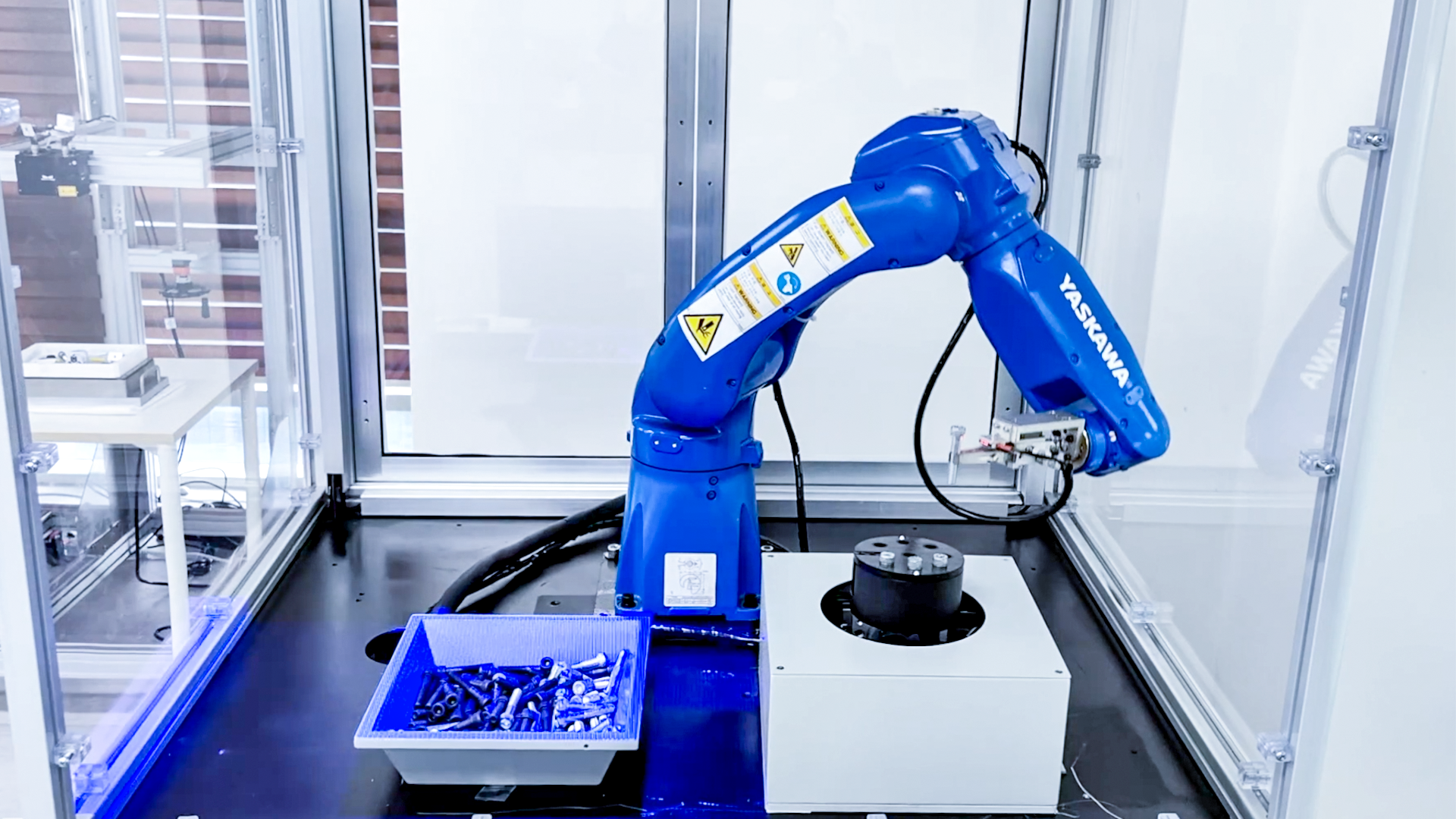 AI+機(jī)器人應(yīng)用AI視覺引導(dǎo)小型螺栓無序抓取