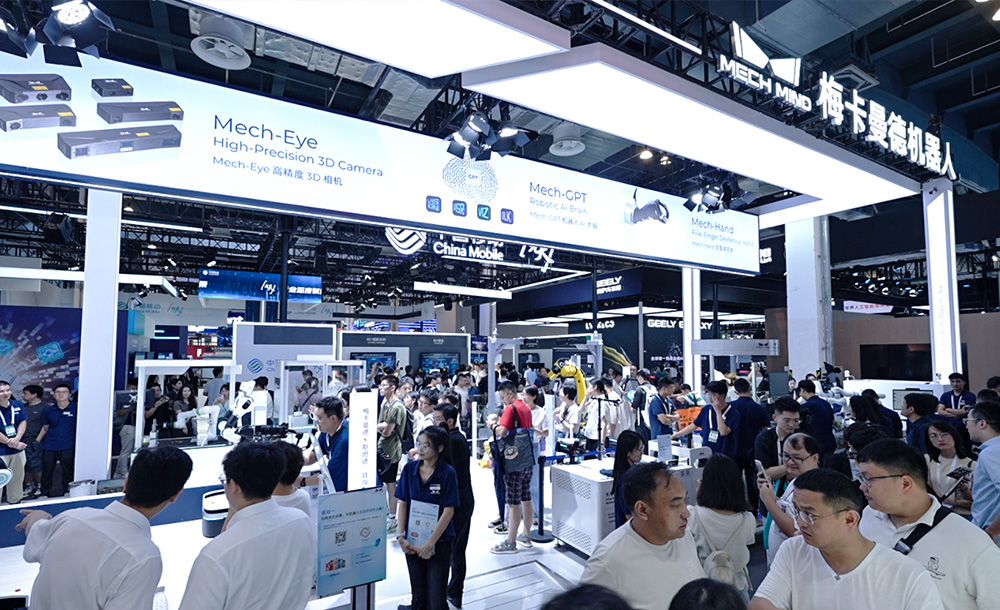 WAIC 2025 | 雙臂機器人疊衣、人形機器人取貨、海量種類物體操作，梅卡曼德全景展示具身智能“眼腦手”能力